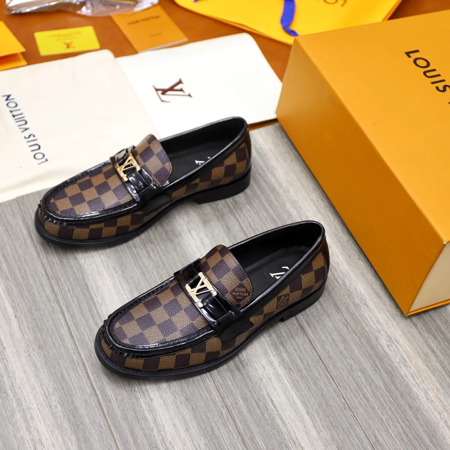 Men's shoes 💰: 💰900LV Louis Vuitton slip-on loafers, top quality products produced in Dongguan, ready for sale! This LV Glove loafer is made of selected soft cowhide, with a slightly wrinkled leather surface and a very high-end texture. Each pair is unique. The leather surface is light and soft, with a fine texture and good luster. It is a classic loafer style, with exquisite handmade mark stitching on the toe, and a square toe configuration to highlight the classic style. The horizontal band has hot-printed LV three-dimensional letters, semi-solid handcrafts and a genuine leather outsole, and a rubber patch on the heel to create wear-resistant performance and comfort. One of the must-have loafers for men! Comes with full original packaging! Code number: 38-39-40-41-42-43-44 (38, 45, 46 customized) standard leather shoe code
